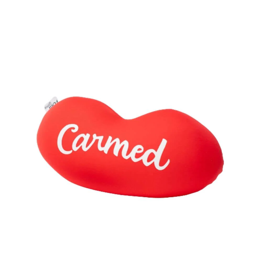 Almofada FOM na cor vermelha com formato de boca e detalhe do logo Carmed em branco. 